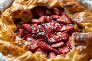 Çilekli turtaya yakın çekim, yakın plan. Yaz tarifi