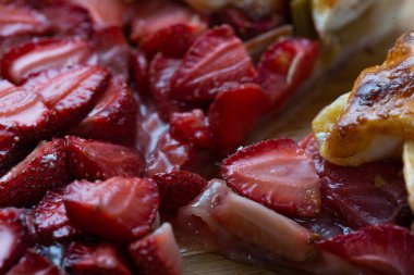 Çilekli turtaya yakın çekim, yakın plan. Yaz tarifi