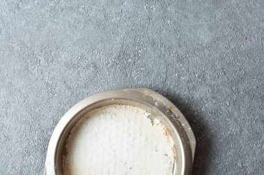 Turtasız, boş bir fırın tabağı. Masanın üzerinde. Yukarıdan görünüm.