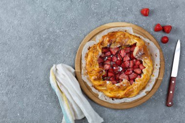Masanın üzerine çilekli turta yakın plan. Çilekli turta açıldı..