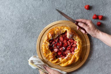 Masanın üzerine çilekli turta yakın plan. Çilekli turta açıldı..