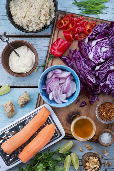 Ev Mutfağında vejetaryen kırmızı lahana salatası ve kinoa salatası yapıyorum..