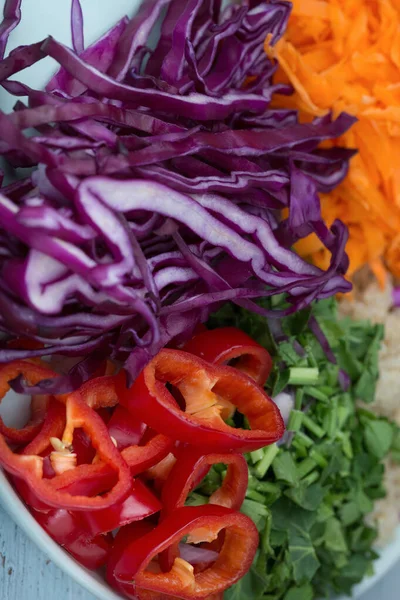 Mutfak masasında kırmızı lahana ve kinoa ile vejetaryen salatası için malzemeler.