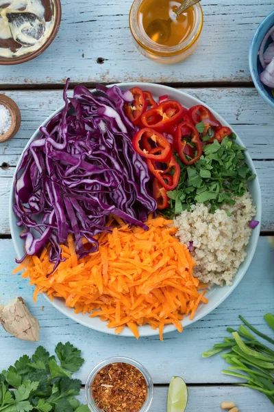 Ev Mutfağında vejetaryen kırmızı lahana salatası ve kinoa salatası yapıyorum..