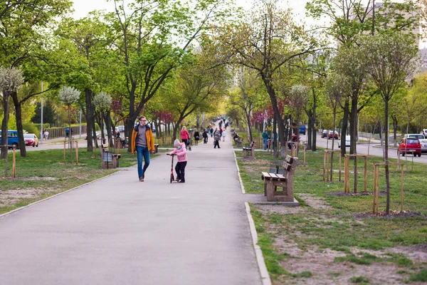 20.04.24. Kiev, Ukrayna. İnsanlar ilkbaharda şehir meydanında yürürler.