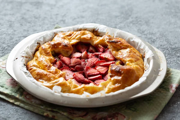 Çilekli nefis pişmiş tart. Boşluğu kopyala, üst görünüm.