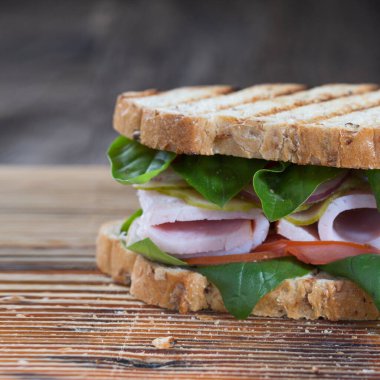 Et ve sebzeli Avrupa fast food sandviçi.