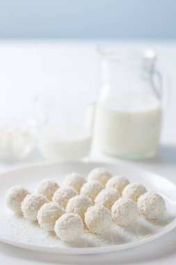 Hindistan cevizli kek ve süt hafif bir arka planda bir sürahi içinde