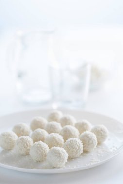 Hindistan cevizli kek ve süt hafif bir arka planda bir sürahi içinde