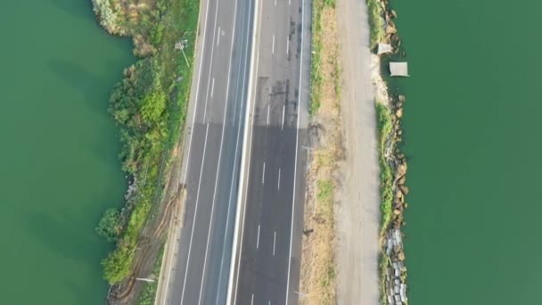 ドローン4Kビデオ海岸線の間の河口付近のハイウェイと河口と高速道路の間の美しい景色 — ストック動画