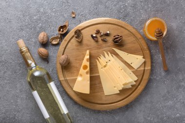 Geleneksel peynir, fındık ve bal iştahlı şarap tatma konsepti