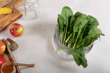 Ispanak, kilo kaybı ve detoksifikasyon için yeşil karışımın ana bileşenidir..