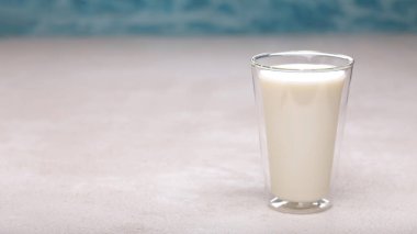 Laktozsuz süt ya da bir bardak taze inek ya da hindistan cevizi sütü, ışık masasına yakın plan.