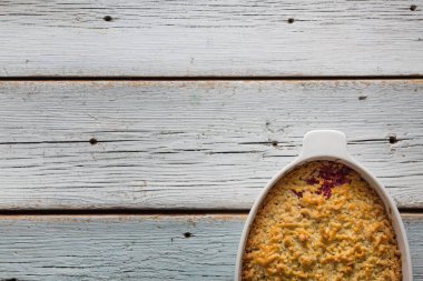 Ev mutfağında erikli rendelenmiş turta var.