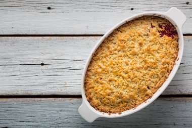 Ev mutfağında erikli rendelenmiş turta var.