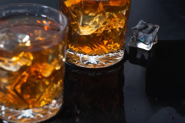 Whisky Mit Eis Gläsern Großaufnahme Starker Alkohol — Stockfoto