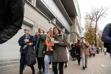 19 Eylül 2021, Kiev, Ukrayna, Gençler şehir merkezindeki Onur Yürüyüşü 'ne gidiyor.