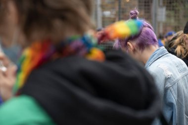 19 Eylül 2021, Kiev, Ukrayna, Gençler şehir merkezindeki Onur Yürüyüşü 'ne gidiyor.