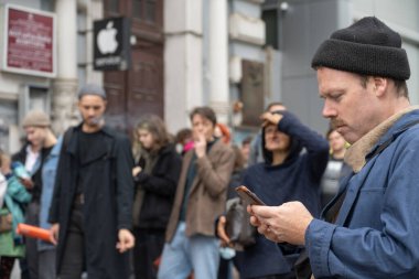 19 Eylül 2021, Kiev, Ukrayna, Gençler şehir merkezindeki Onur Yürüyüşü 'ne gidiyor.