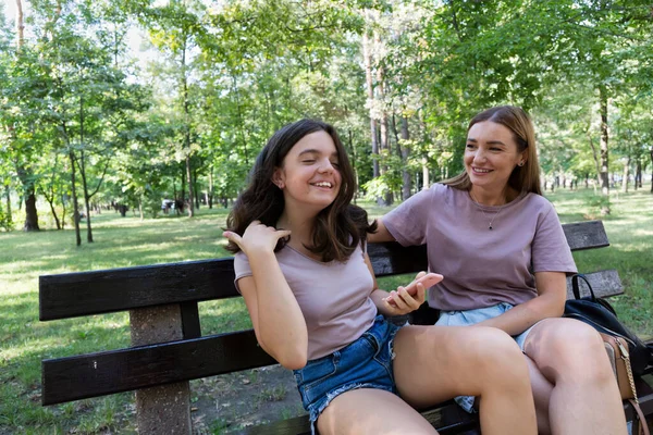 Mutter Und Tochter Teenageralter Nutzen Smartphone Für Einen Spaziergang Sommerpark — Stockfoto