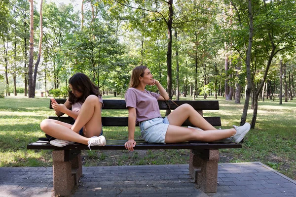 Mom Teenage Daughter Use Smartphone Walk Summer Park — Stock Photo, Image