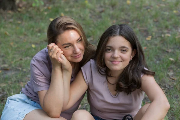 Mãe Filha Adolescente Divertir Passeio Parque Conceito Família Feliz — Fotografia de Stock