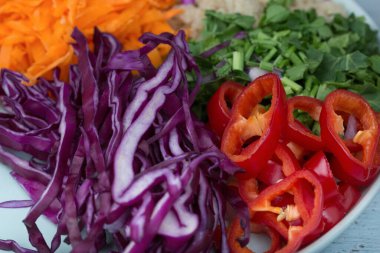 Mutfak masasında kırmızı lahana ve kinoa ile vejetaryen salatası için malzemeler.