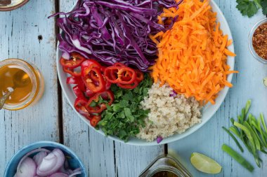 Ev Mutfağında Vejetaryen Kırmızı Lahana Salatası ve Quinoa Salatası.