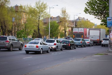 02.24.2020 Kiev, Ukrayna. Trafik sıkışıklığında yoğun trafik trafiği