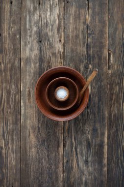 Yemek pişirme ve toprak kaplama ile doğal gıda konsepti. kırsal otantik yemekler.