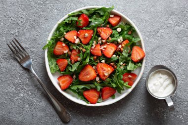 Masada roka olan diyet yaz çilek salatası. Boşluğu kopyala, üst görünüm.