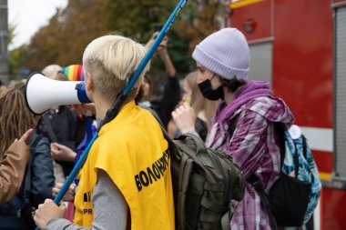 19 Eylül 2021, Kiev, Ukrayna. Gurur yürüyüşü yapan insanlar parlak gökkuşağı sembolleriyle