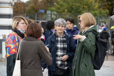 19 Eylül 2021, Kiev, Ukrayna. Gurur yürüyüşü yapan insanlar parlak gökkuşağı sembolleriyle