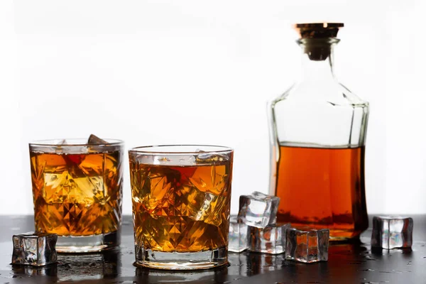 Goldener Whisky Glas Mit Eiswürfeln Auf Dem Tisch Draufsicht Raum — Stockfoto