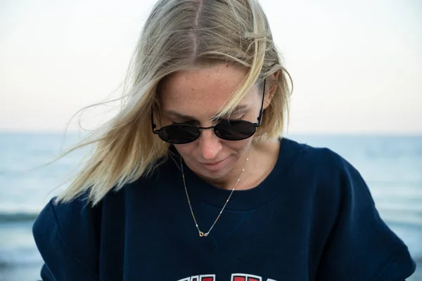 Blondes Mädchen Mit Sonnenbrille Spaziert Verwirrt Strand Entlang — Stockfoto