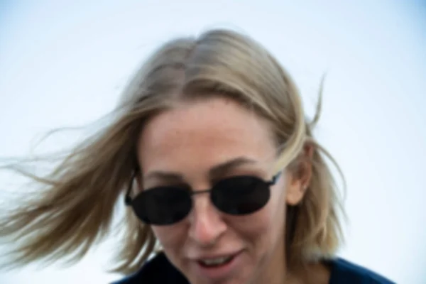 Verschwommenes Bild Einer Blonden Frau Mit Sonnenbrille Die Verwirrt Strand — Stockfoto