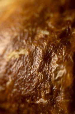 Çıtır çıtır, sarkık desenli altın sarısı kruvasan kabuğunun yakın çekim makro fotoğrafı. Fırın, yemek fotoğrafçılığı, pasta tasarımı ve mutfak projelerinde arka plan kullanımı için mükemmel..