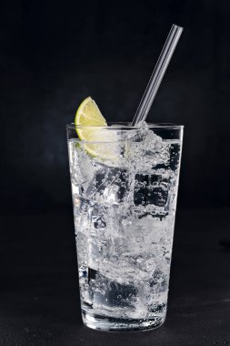 Buzlu ve limonlu yaz Highball Cocktail Barda