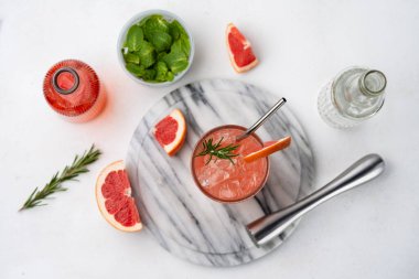 Taze Greyfurt Sıhhatli İçecekler, şifalı bitkiler ve buzla, Üst Manzara