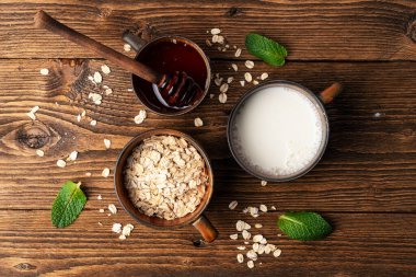 Tahta Masa 'daki Sağlıklı Detox Kahvaltı Malzemeleri. Üst görünüm