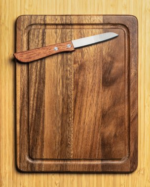 Aydınlık Tahta Masada Bıçaklı Dikey Tahta Kesme Tahtası, Üst Görünüm, Boşluğu Kopyala