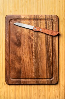 Açık Ahşap Masa 'da Bıçaklı Tahta Kesme Tahtası, Üst Görüş, Uzayı Kopyala