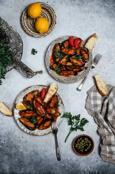 Mussels Tomato Sauce Fresh Herbs Toasted Baguette Grey Background Top — Stock Photo, Image