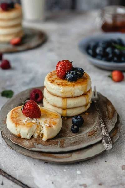 Pila Frittelle Fiocchi Latte Con Bacche Fresche Vecchio Tavolo Legno — Foto Stock