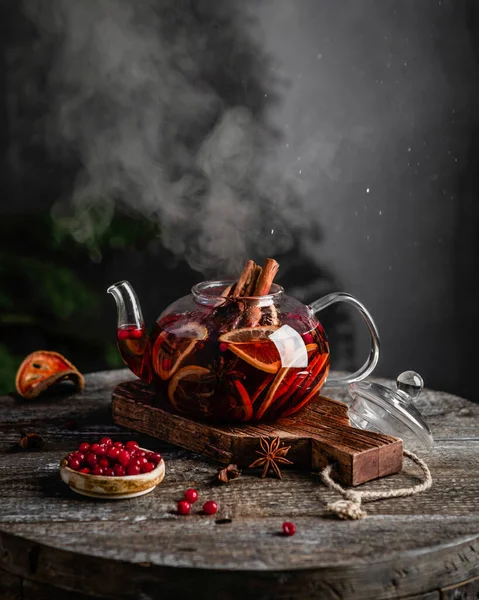 Sıcak sıcak şarap, arka planda cam bir çaydanlıkta.