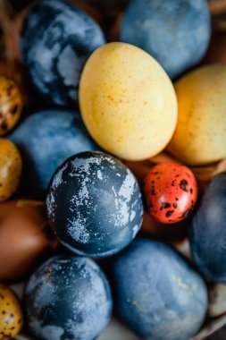 Kırsal ahşap arka planda dekoratif boyanmış Paskalya yumurtaları, üst manzara.