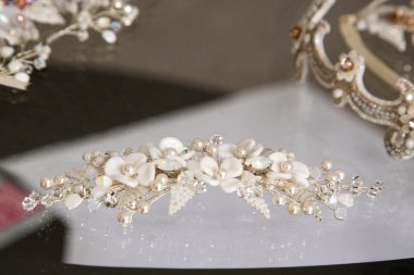  gelinler için taş aksesuarlar