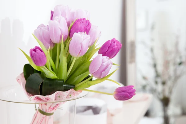 Tulipas cor-de-rosa em vaso — Fotografia de Stock