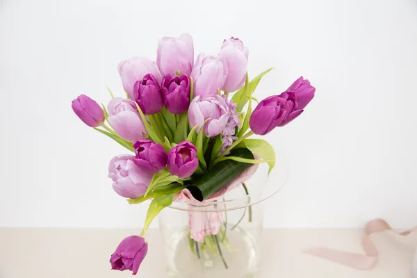 Tulipes roses dans un vase — Photo