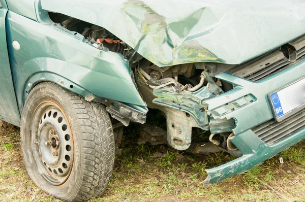 Groene auto hebben een ongeval — Stockfoto